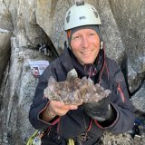 Le cristallier Samuel Filliez venant d'extraire un très beau groupe de quartz fumé, à 3'500 mètres d'altitude.